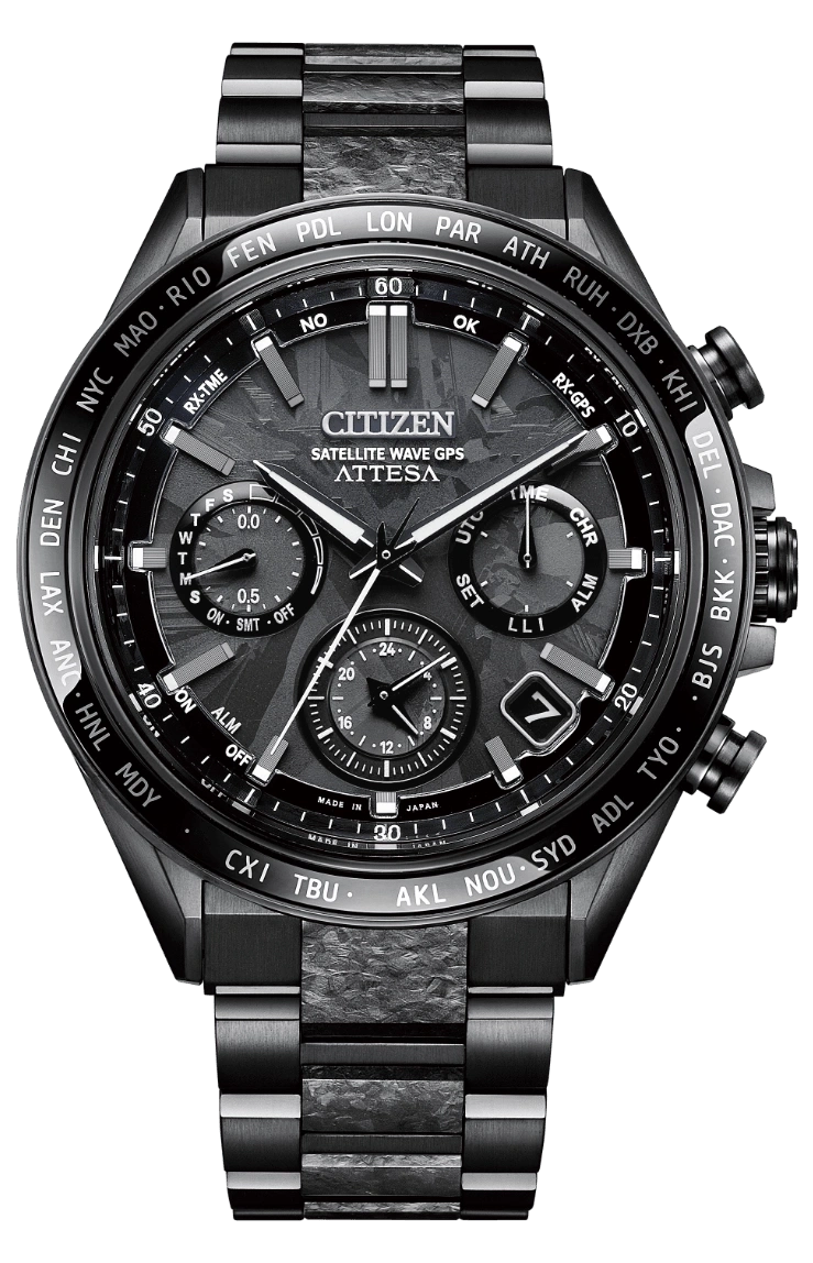 Schwarze Citizen Attesa Uhr mit mehreren Zifferblättern und Weltzeitmarkierungen auf grünem Hintergrund.