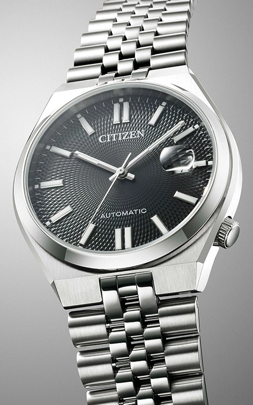 Citizen Automatikuhr mit schwarzem Zifferblatt und silbernem Armband.