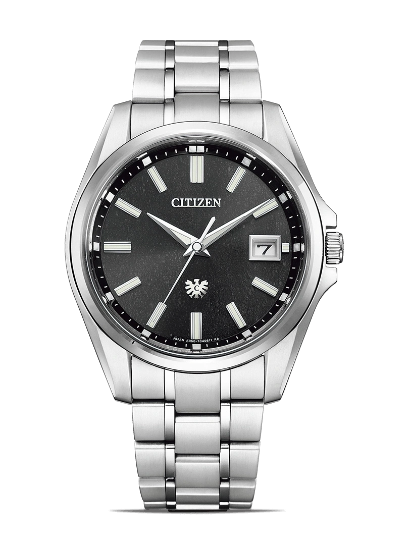 Citizen-Uhr mit schwarzem Zifferblatt und silbernem Armband, elegantes Design.