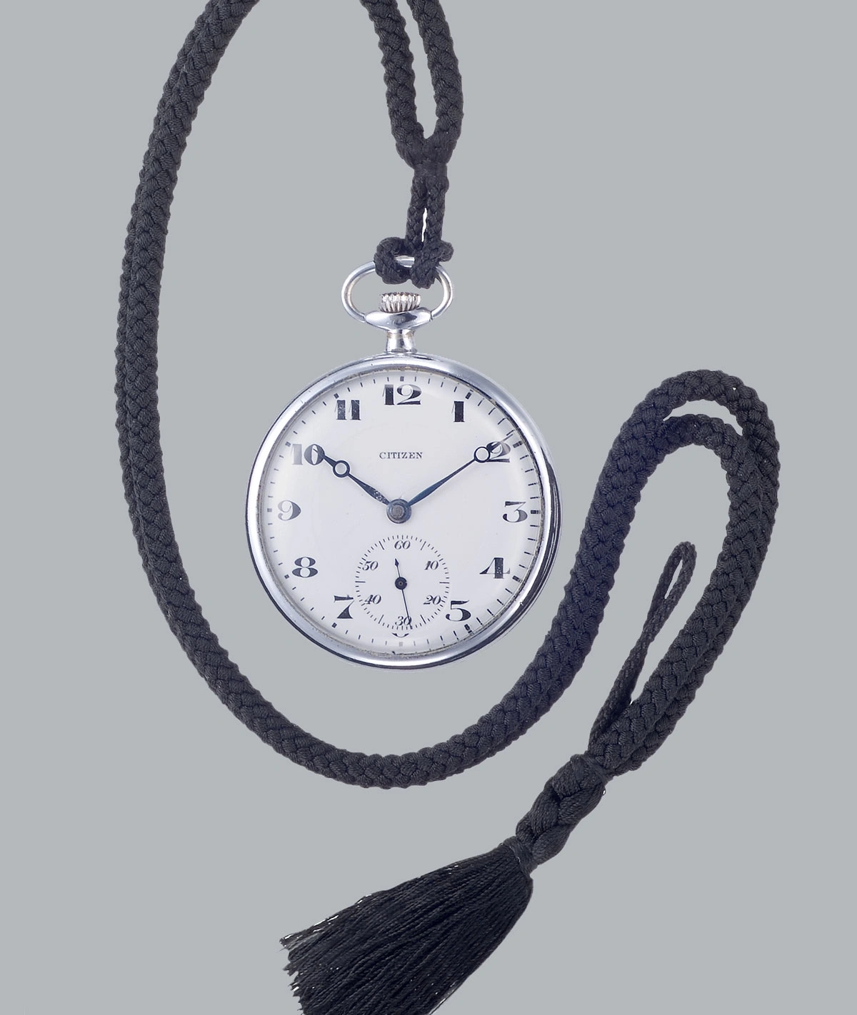 Taschenuhr mit schwarzem Kordel und Quaste, Marke Citizen, silbernes Gehäuse, weißes Zifferblatt.
