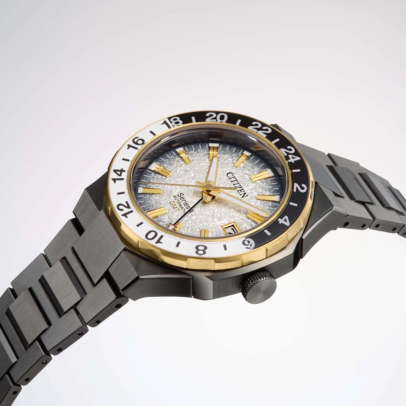 Citizen-Uhr mit goldenen Akzenten und strukturiertem silbernen Zifferblatt, schwarzes Armband.