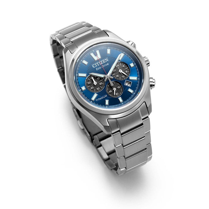 Eine silberne Citizen Eco-Drive Chronographenuhr mit blauem Zifferblatt.