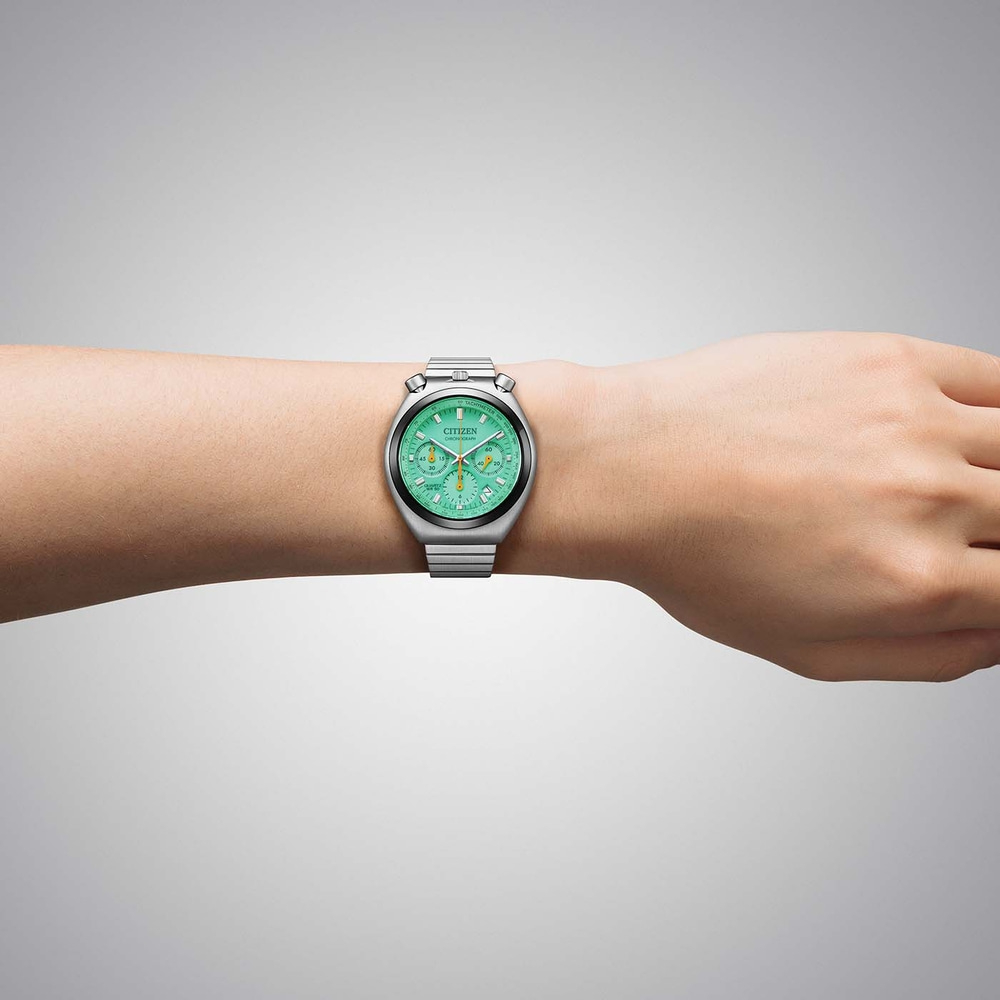 Ein Männerarm trägt eine grüne Citizen Chronographenuhr.