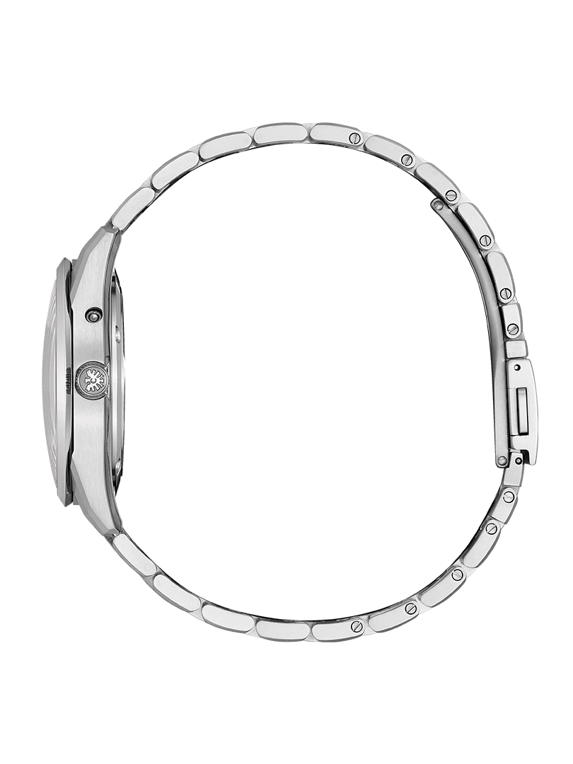 Seitenansicht einer silbernen Armbanduhr mit Metallband auf grünem Hintergrund.