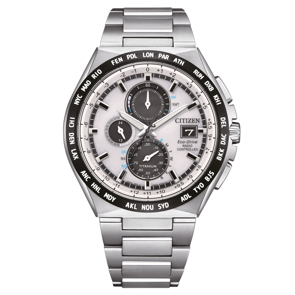 Citizen-Uhr mit silbernem Armband, schwarzer Lünette und mehreren Zifferblättern für Zeitzonen.