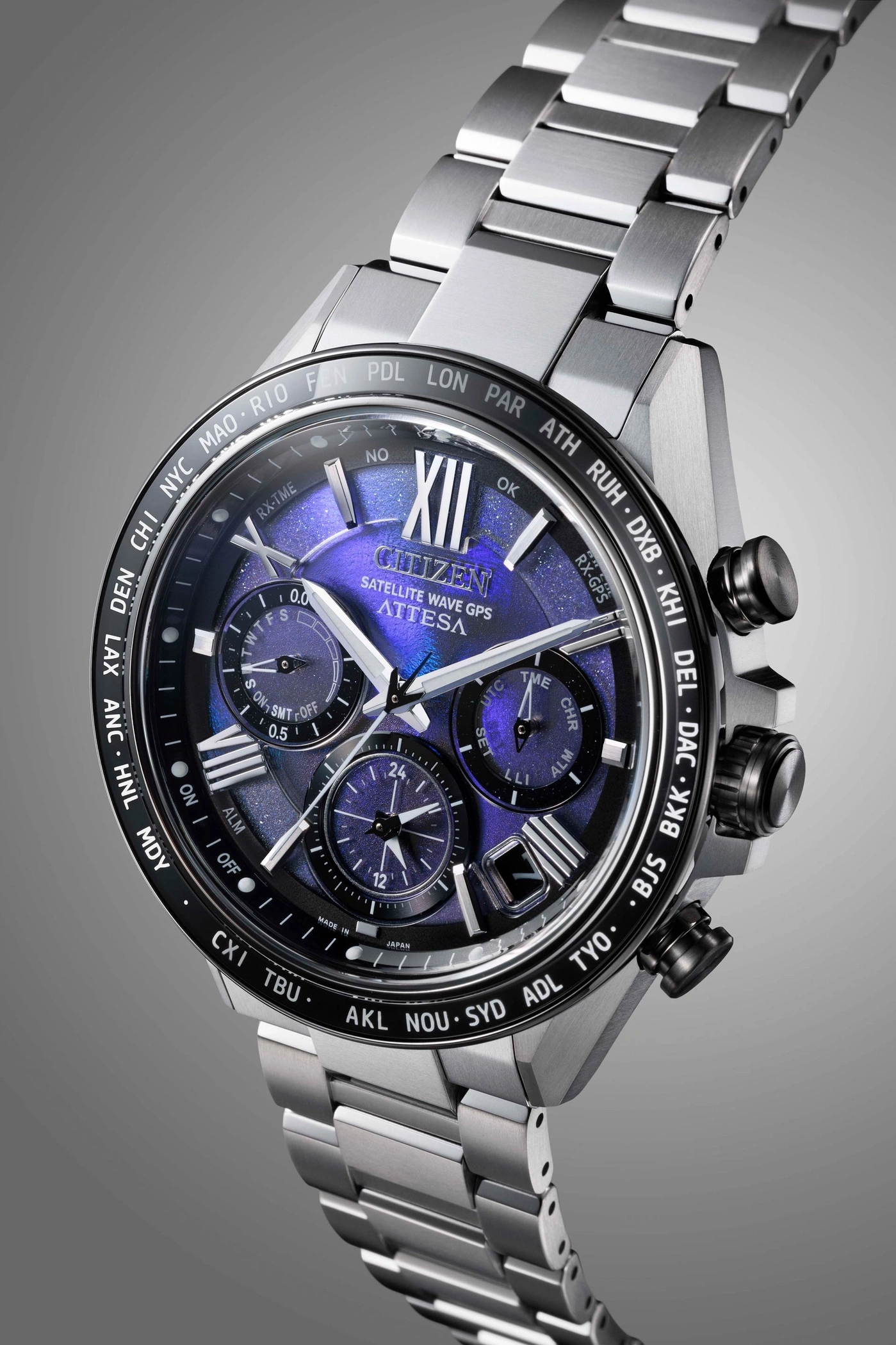 Nahaufnahme einer Citizen Attesa Uhr mit blauem Zifferblatt und Metallarmband.