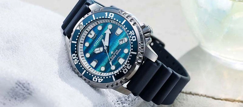Eine blaue Citizen Eco-Drive Taucheruhr mit Kautschukarmband.