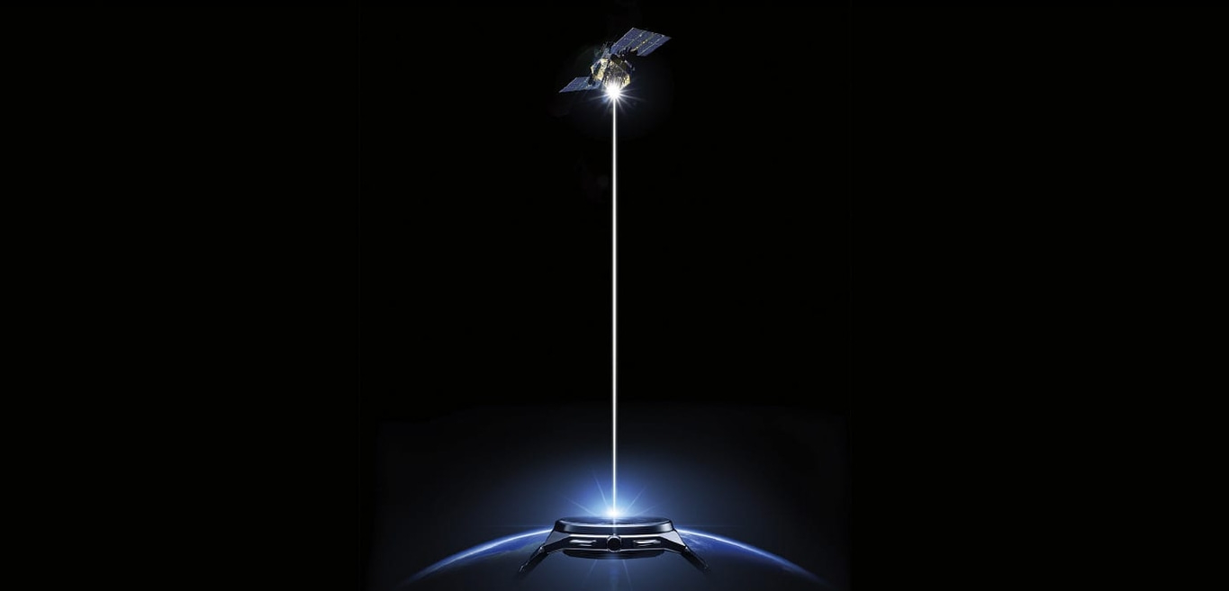 Satellit, der einen Laserstrahl zu einer Basisstation auf der Erde im Weltraum sendet.