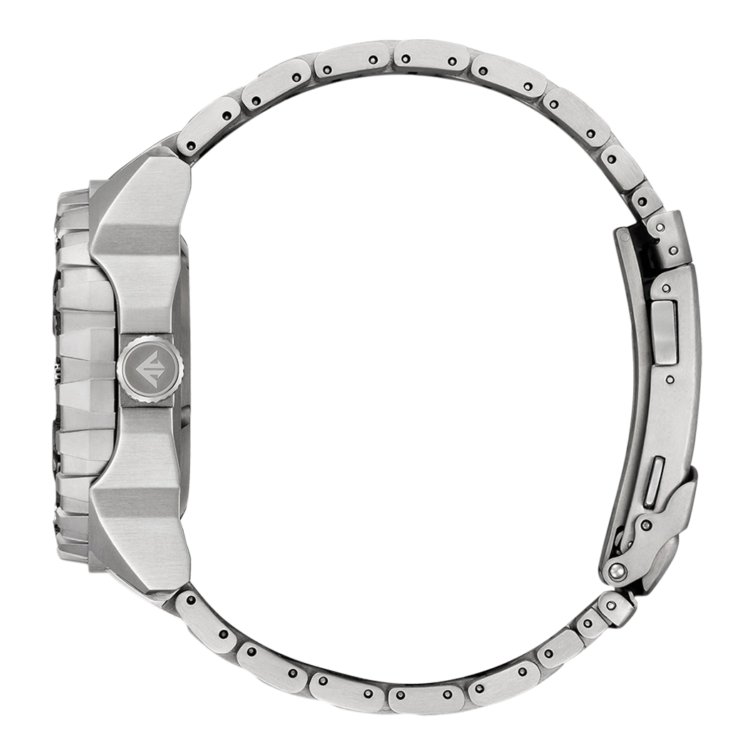 Seitenansicht einer silbernen Uhr mit Metallband und rundem Zifferblatt.