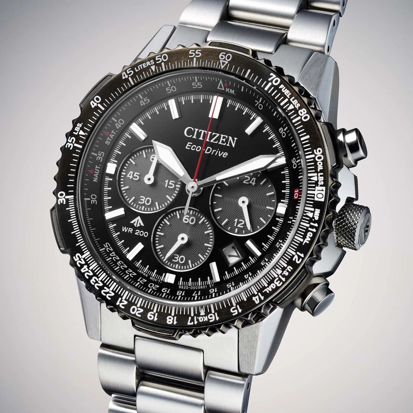 Nahaufnahme einer Citizen Eco-Drive Chronographenuhr mit schwarzem Zifferblatt und Edelstahlarmband.