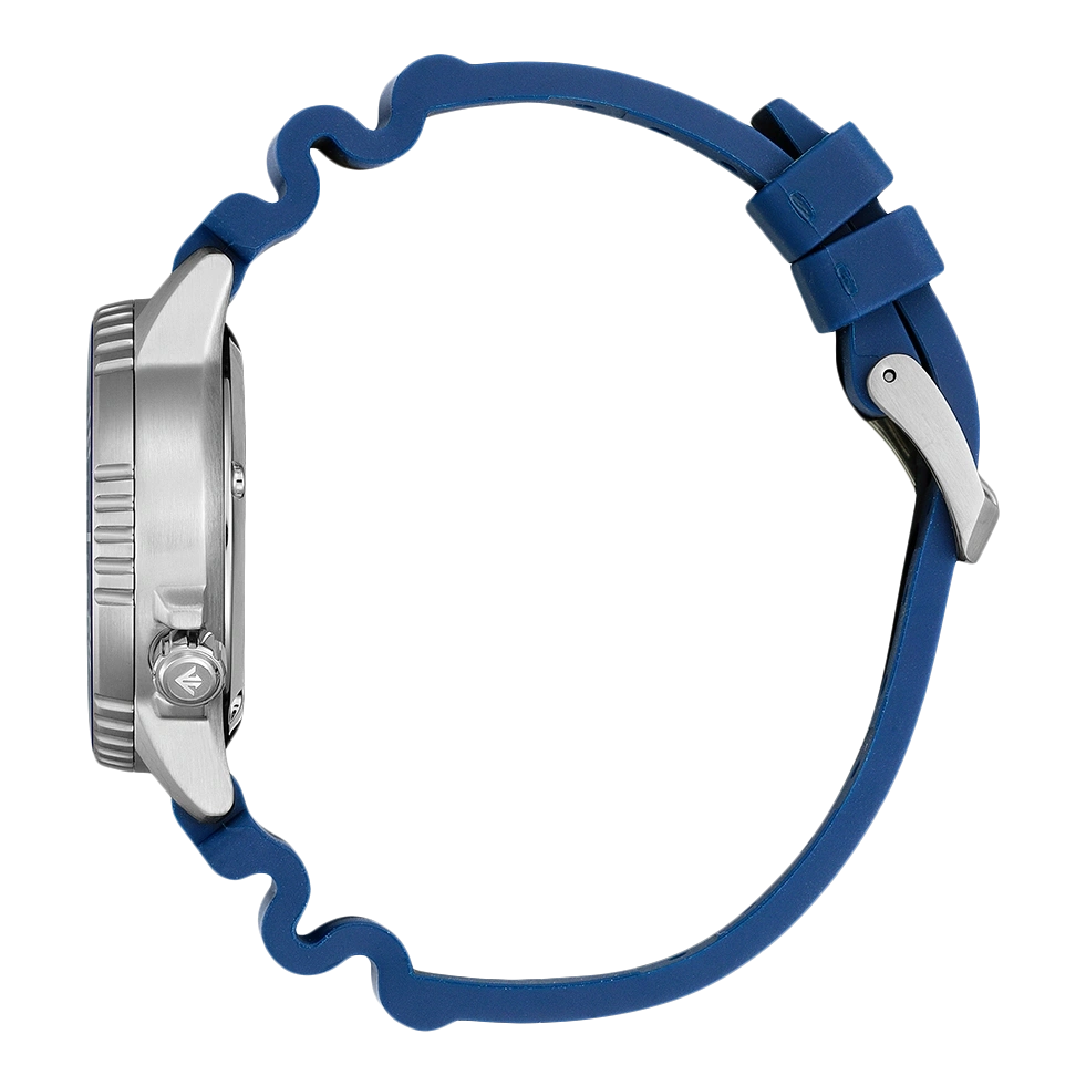 Seitenansicht einer blauen Uhr mit silbernem Gehäuse und blauem Armband.