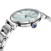 Nahaufnahme einer silbernen Citizen Eco-Drive-Uhr mit hellblauem Zifferblatt und römischen Ziffern.