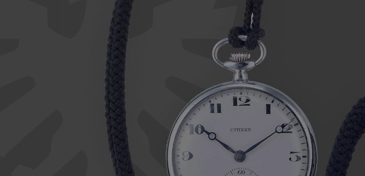 Nahaufnahme einer Citizen-Taschenuhr mit schwarzem Band, elegant und vintage.