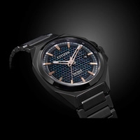 Schwarze Citizen Series 8 Automatik-Uhr mit gemustertem Zifferblatt und schwarzem Armband.