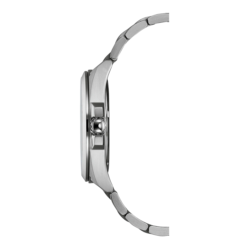 Seitenansicht einer silbernen Armbanduhr mit Metallband und rundem Zifferblatt.