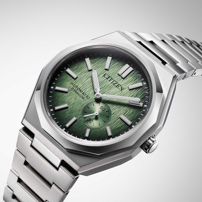 Citizen-Uhr mit grünem Zifferblatt und Titanarmband, Automatikwerk.