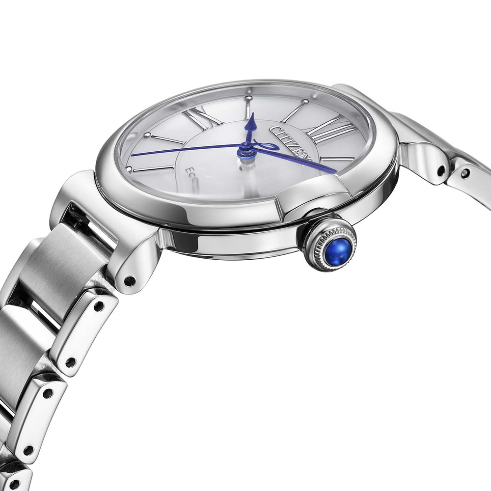 Nahaufnahme einer silbernen Citizen Eco-Drive-Uhr mit blauen Zeigern und einem blauen Edelstein auf der Krone.
