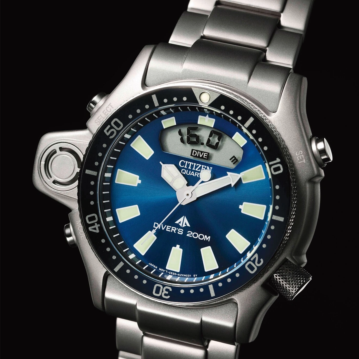 Citizen-Uhr mit blauem Zifferblatt, Digitalanzeige und 200m Taucherbewertung.