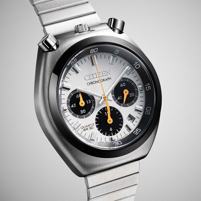 Nahaufnahme einer silbernen Citizen Chronographenuhr mit weißem Zifferblatt und schwarzen Hilfszifferblättern.