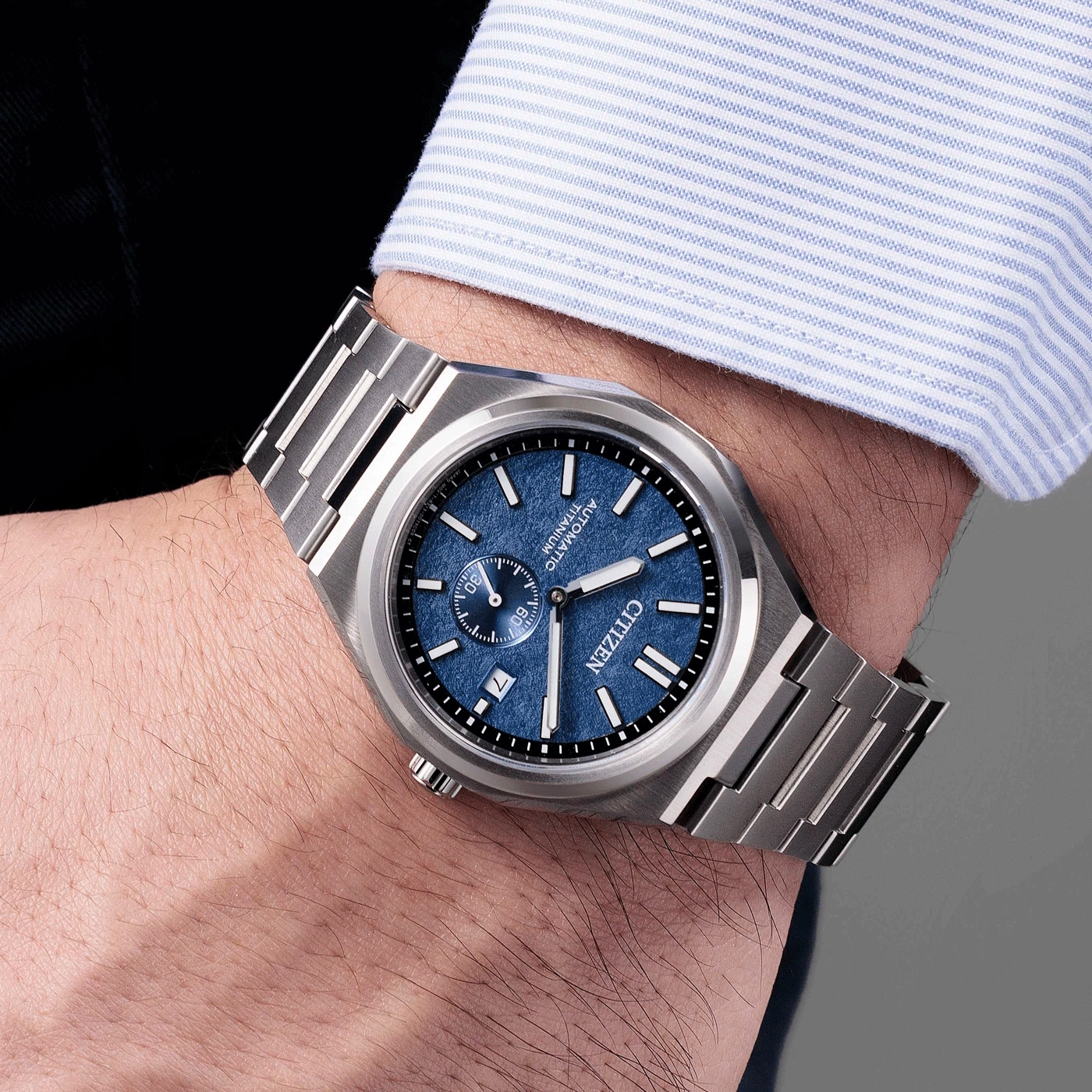 Citizen-Uhr am Handgelenk, blaues Zifferblatt, Titan, Automatik, Nahaufnahme