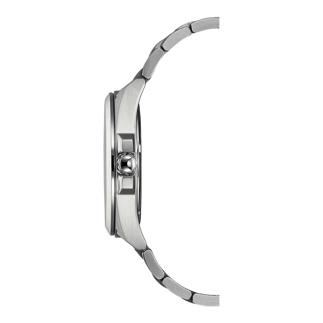 Seitenansicht einer silbernen Armbanduhr mit Metallband, isoliert auf Weiß