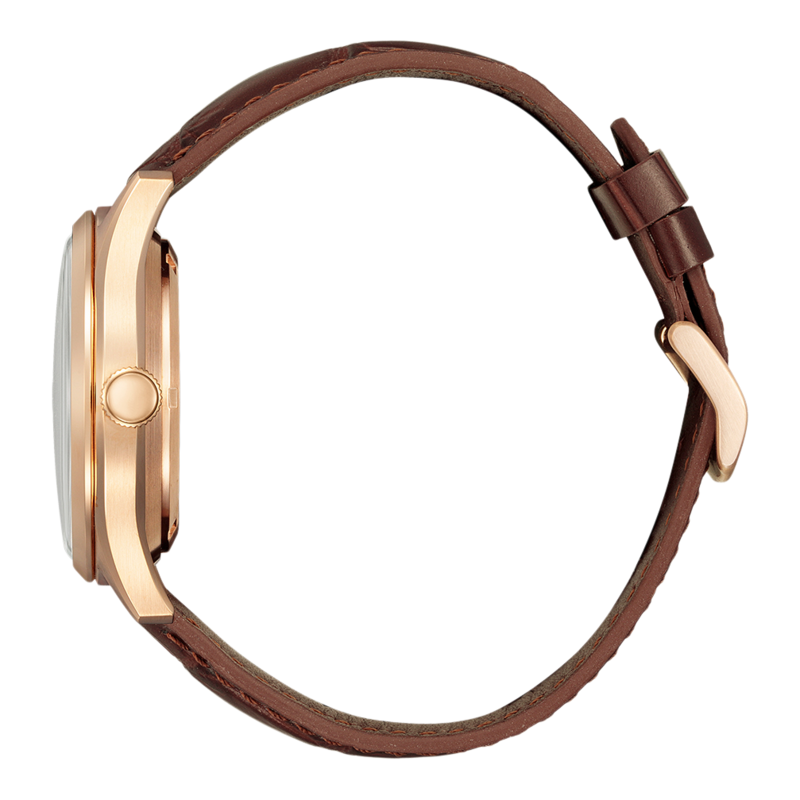 Seitenansicht einer goldenen Uhr mit braunem Lederarmband.
