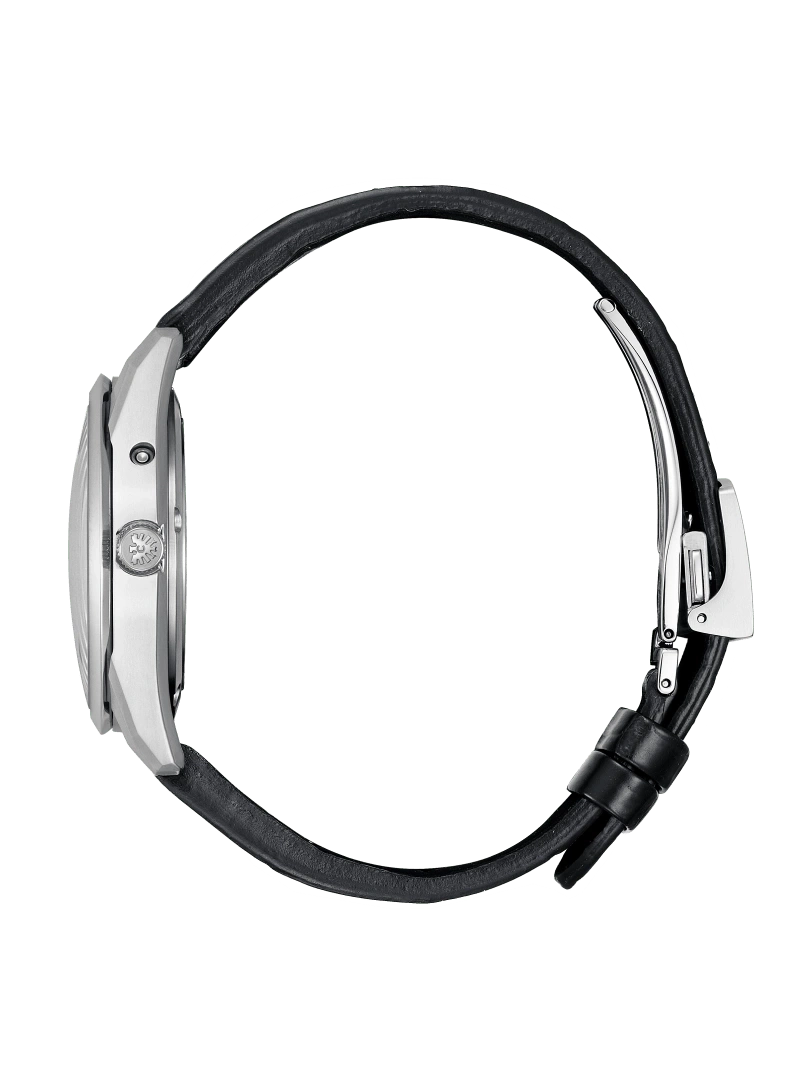 Seitenansicht einer silbernen Uhr mit schwarzem Lederarmband auf grünem Hintergrund.