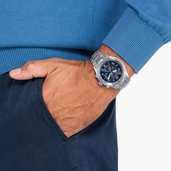 Mann mit Uhr, blauer Pullover, Hand in der Tasche, Nahaufnahme