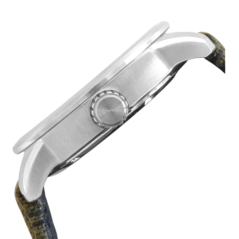 Seitenansicht einer silbernen Uhr mit grünem Armband und runder Krone.