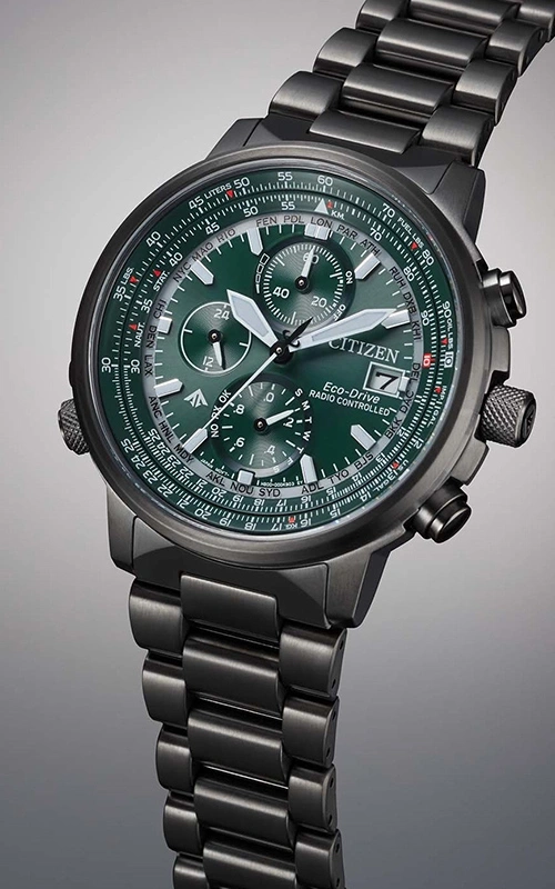 Grüne Citizen-Uhr mit schwarzem Armband und detailliertem Zifferblatt, ideal für Luftfahrt-Enthusiasten.