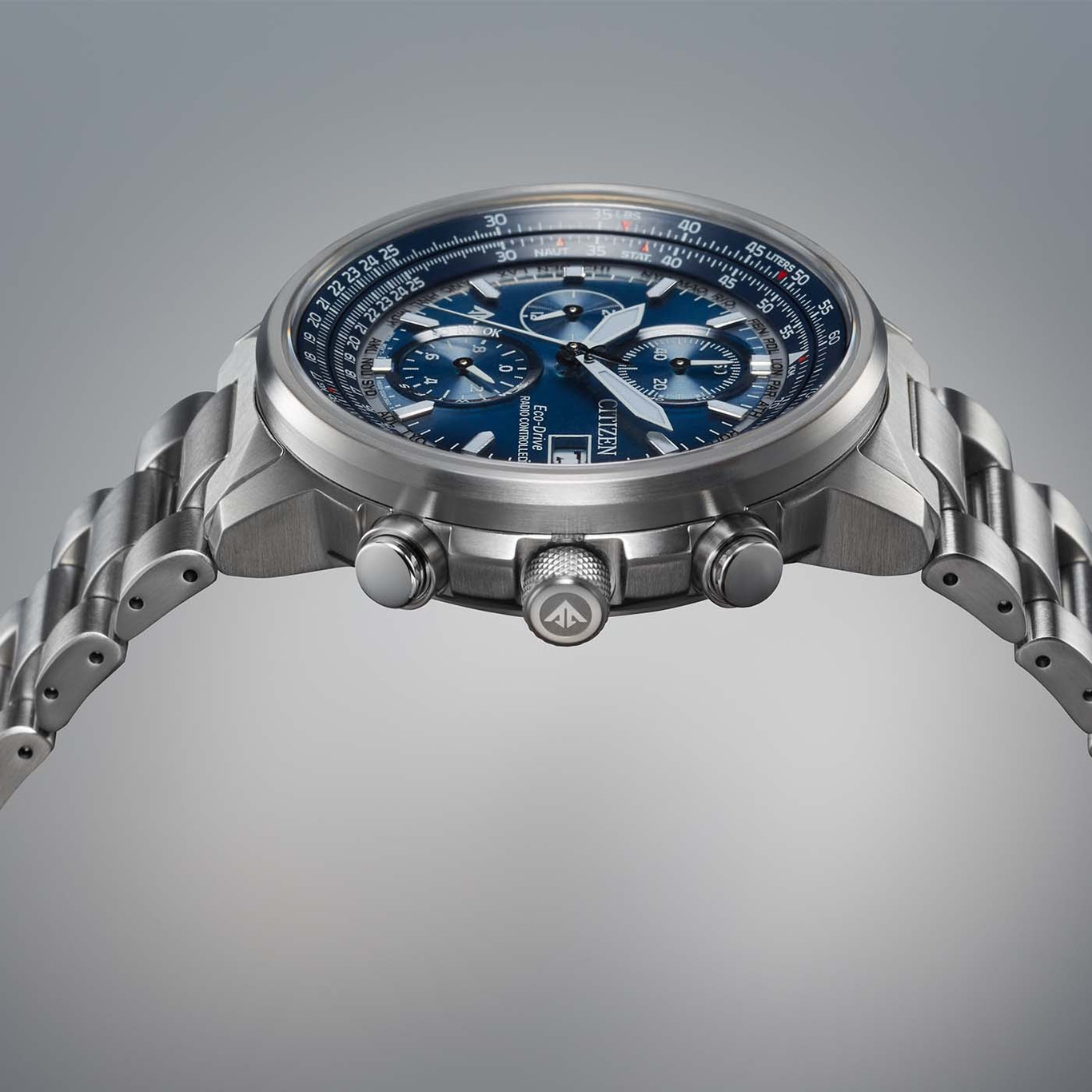 Citizen-Uhr mit blauem Zifferblatt und silbernem Armband, Nahaufnahme, Zeitmesser