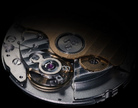 Nahaufnahme eines Uhrwerks mit komplizierten Zahnrädern und Komponenten.