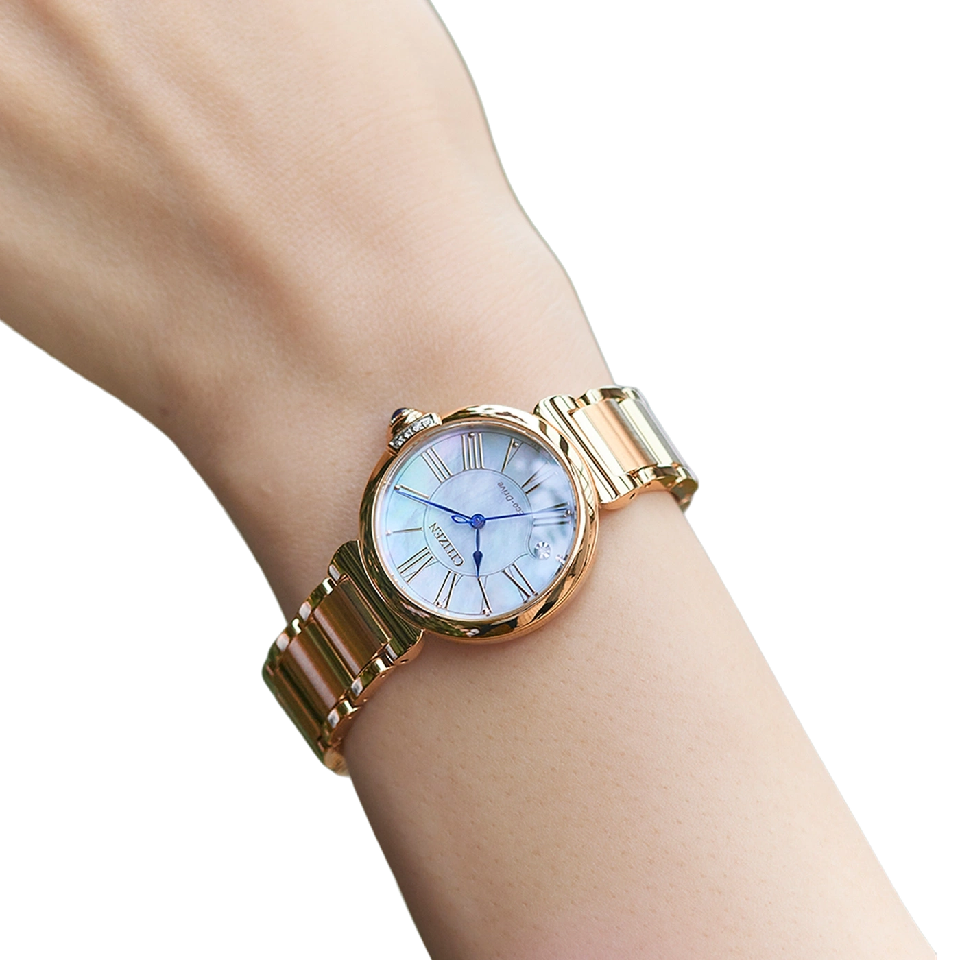 Armbanduhr am Handgelenk, Gold, Citizen, blaue Zeiger, weißes Zifferblatt, römische Ziffern