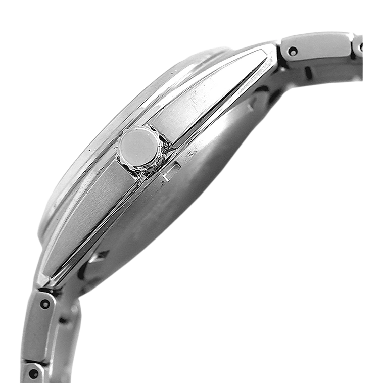 Nahaufnahme einer silbernen Armbanduhr mit runder Krone und Metallband.