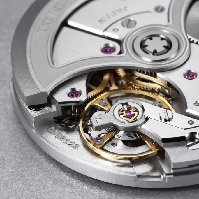 Nahaufnahme eines Uhrwerks mit Zahnrädern und Juwelen, komplizierte Details.