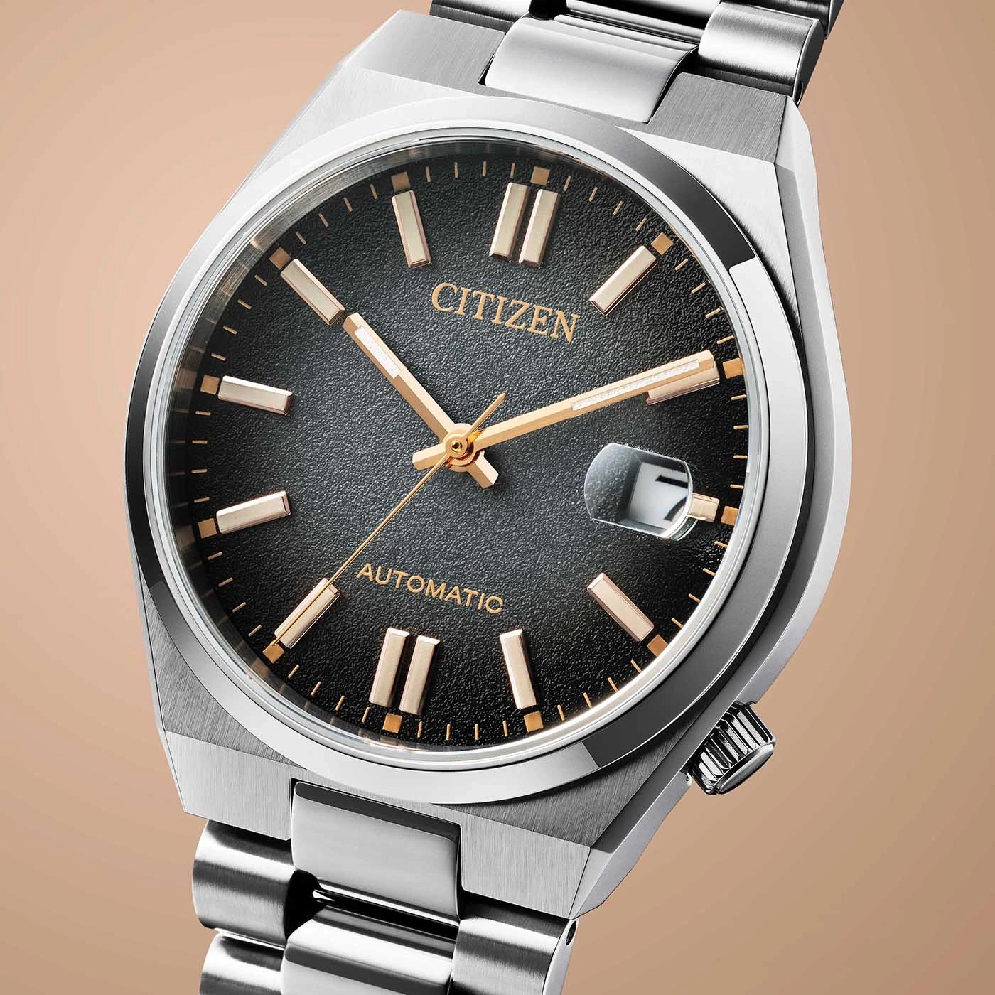 Citizen Automatikuhr mit schwarzem Zifferblatt und silbernem Armband, Nahaufnahme.