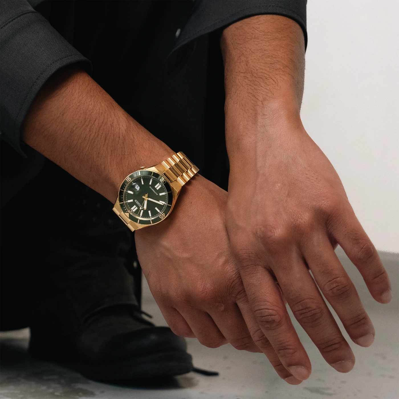 Mann trägt eine goldene Uhr am Handgelenk, Nahaufnahme.