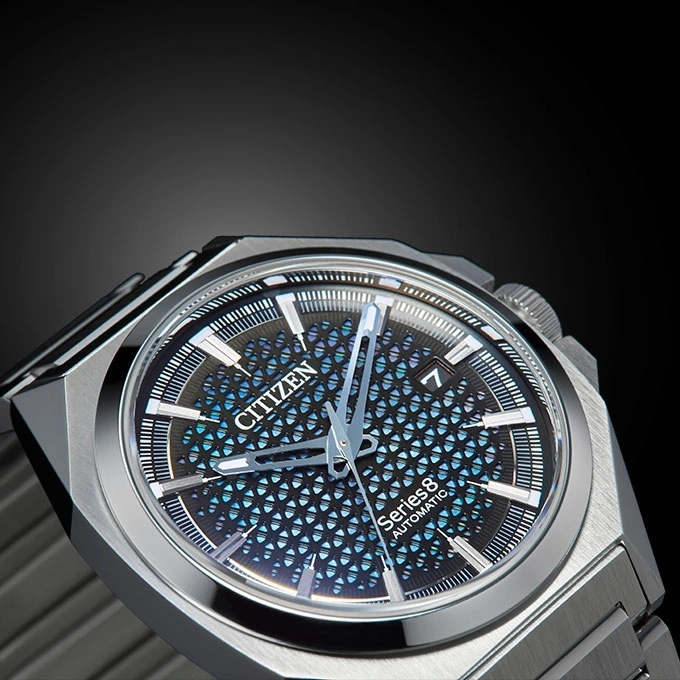 Citizen Series 8 Automatikuhr mit blau-schwarzem Zifferblatt.