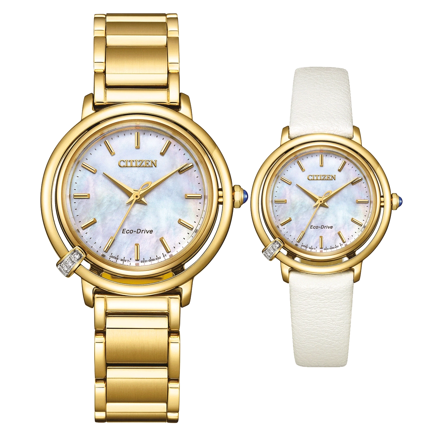 Zwei goldene Citizen Eco-Drive Uhren, eine mit goldenem Armband, eine mit weißem Riemen.
