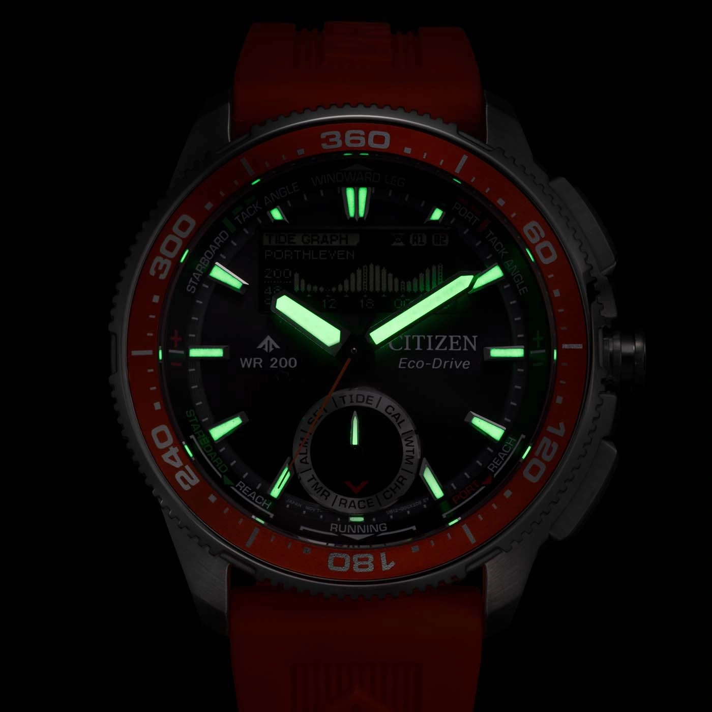Nahaufnahme einer leuchtenden Citizen Eco-Drive Uhr mit rotem Band und Lünette, die Gezeiten-Diagramm und andere Details zeigt.
