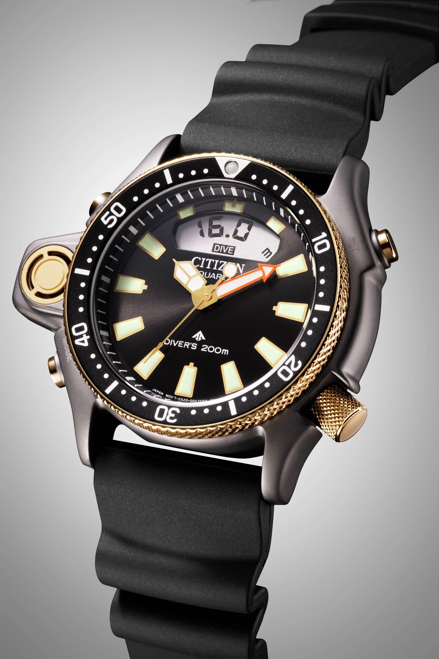 Nahaufnahme einer Citizen Taucheruhr mit schwarzem Armband und goldenen Akzenten.
