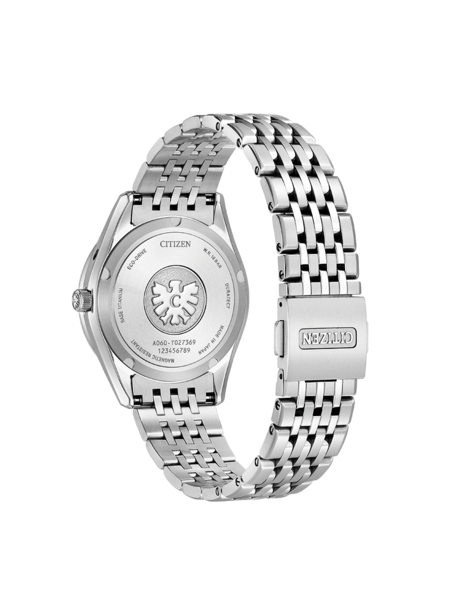 Citizen-Uhrrückseite mit Details: Eco-Drive, Titan und hergestellt in Japan.