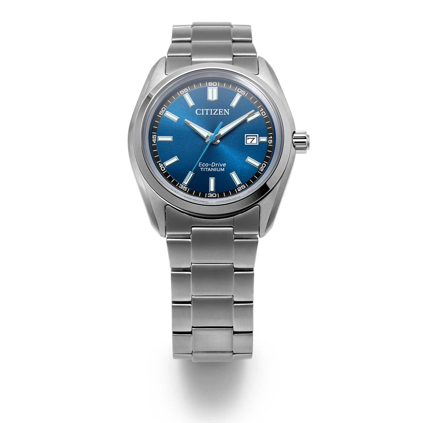 Nahaufnahme einer Citizen Eco-Drive Titanium Uhr mit blauem Zifferblatt und Stahlarmband vor weißem Hintergrund.