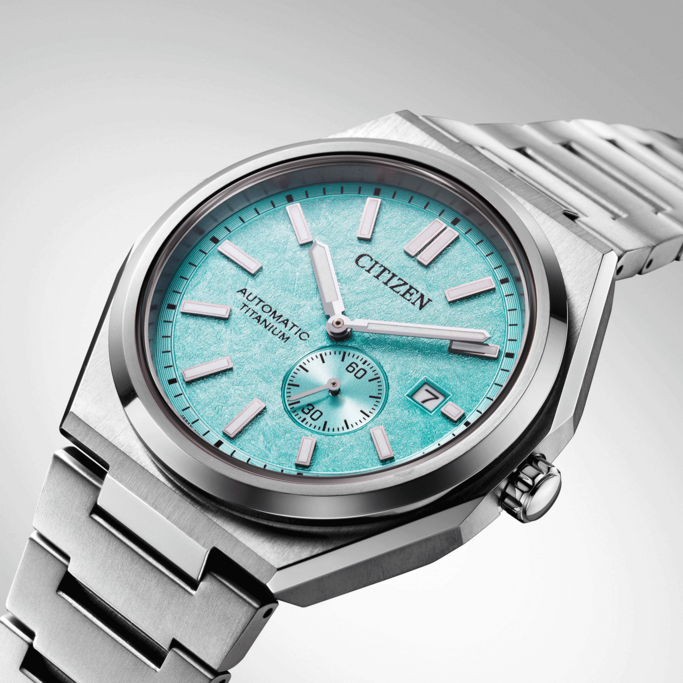 Citizen-Uhr mit türkisfarbenem Zifferblatt und Titanarmband, elegantes Design.