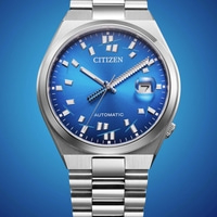 Nahaufnahme einer Citizen Automatik-Uhr mit blauem Zifferblatt und silbernem Armband.