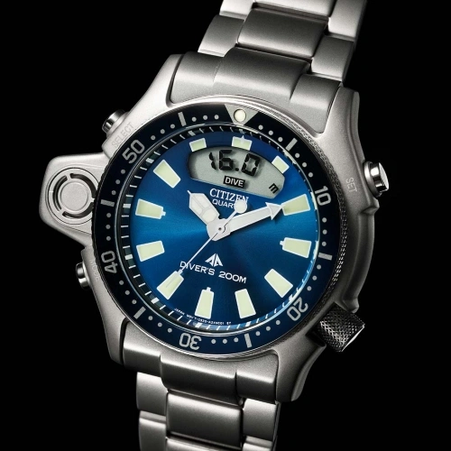 Citizen-Uhr mit blauem Zifferblatt, Digitalanzeige und Diver's 200m-Bewertung.