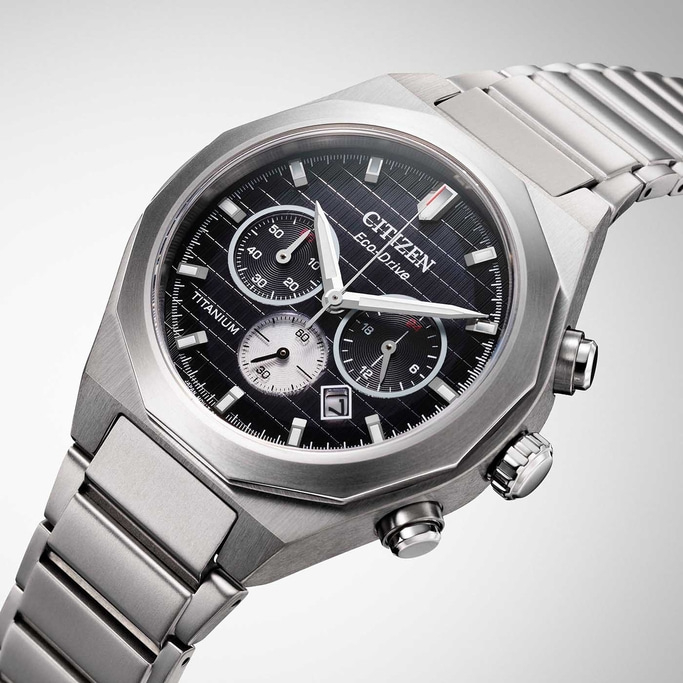 Citizen Eco-Drive Uhr mit Titangehäuse und schwarzem Zifferblatt, Chronograph.