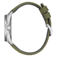Seitenansicht einer silbernen Uhr mit grünem Stoffarmband.