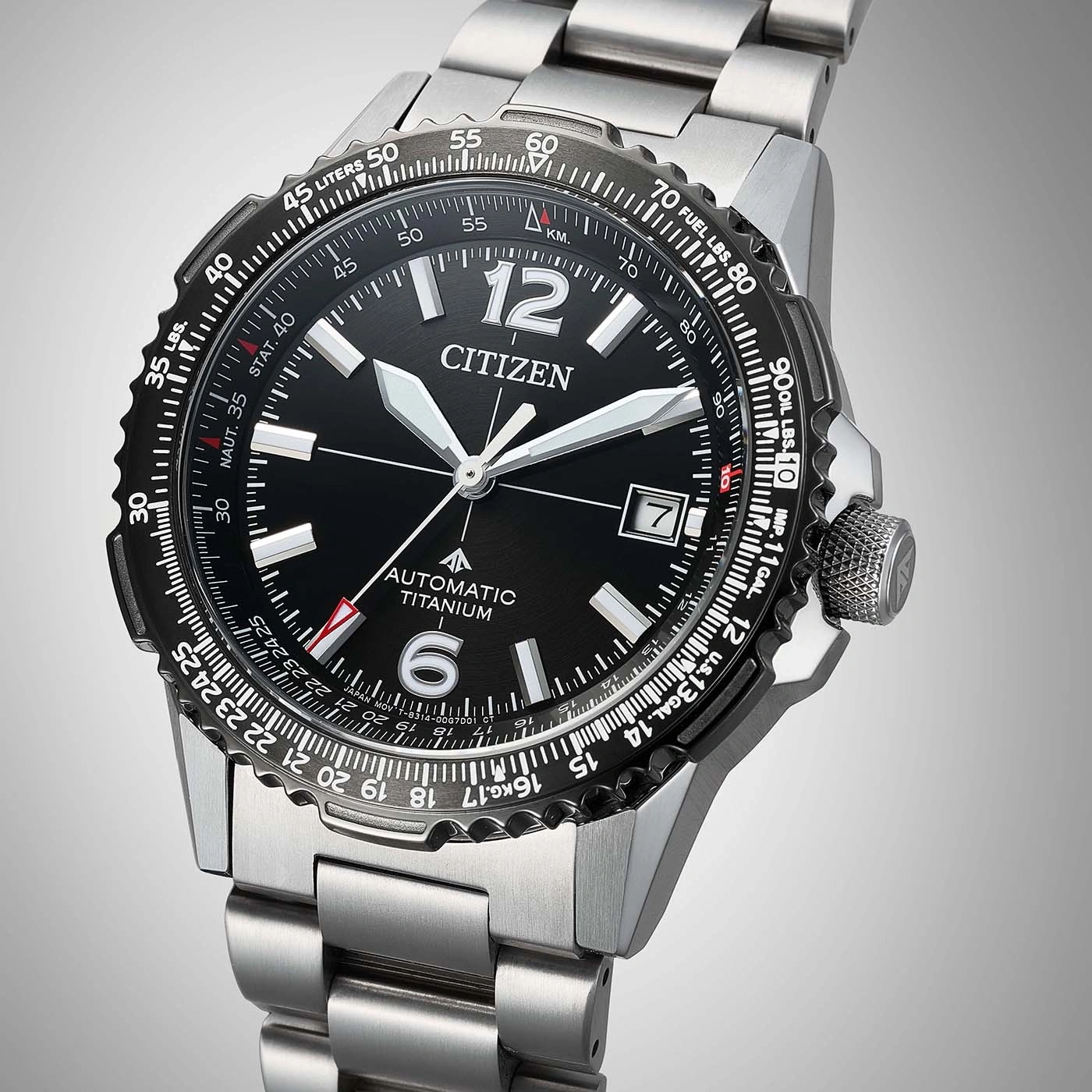 Eine Citizen Automatikuhr aus Titan mit schwarzem Zifferblatt und Metallarmband.