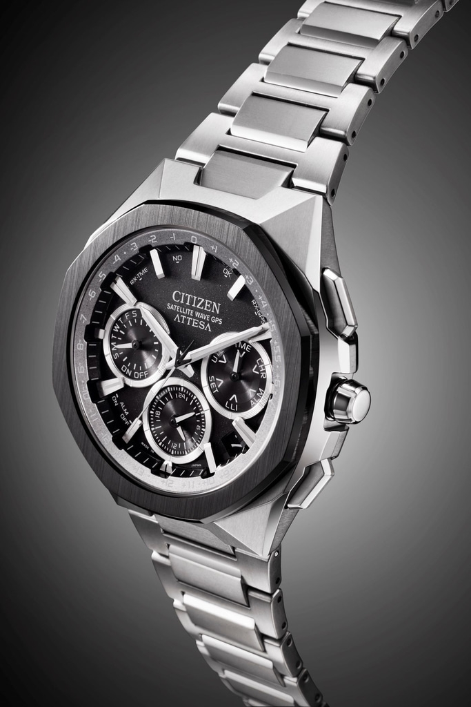 Nahaufnahme einer Citizen Attesa Uhr mit schwarzem Zifferblatt und silbernem Armband.